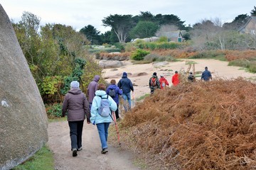 Randonneurs sur le circuit de l'île Renote à Tregastel