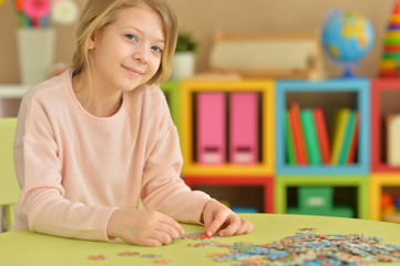 Fototapeta premium girl collecting puzzles