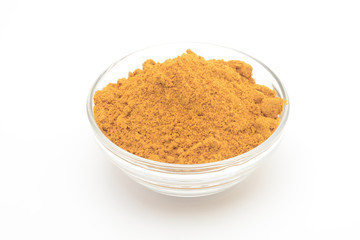 Curry picante en un bol de cristal sobre fondo blanco