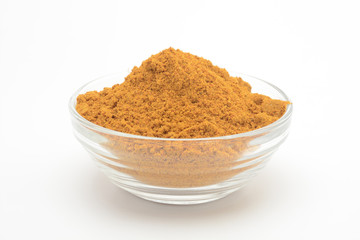 Curry picante en un bol de cristal sobre fondo blanco