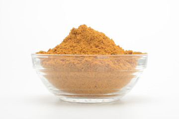 Curry picante en un bol de cristal sobre fondo blanco