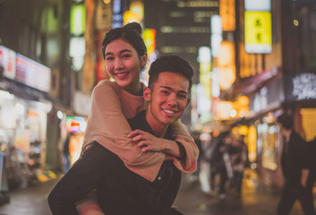Obraz premium Młoda japońska para spędza razem czas w Tokio