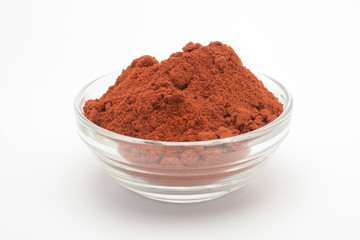 Pimentón dulce en un bol de cristal sobre fondo blanco