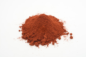 Pimentón dulce sobre fondo blanco