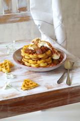 frische Waffeln mit Pflaumenkompott, Schlagsahne und Zimt