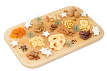 Trockenobst und Wintergewürze auf Holzbrett
