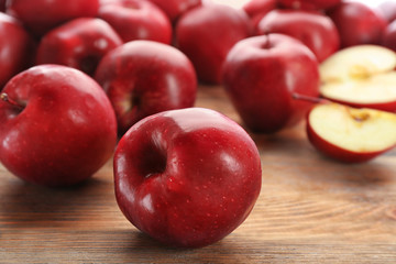 Fototapeta na wymiar Delicious red apples on table