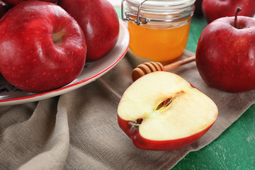 Plate with delicious red apples on table