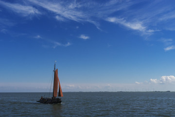 Historisches Segelboot auf dem Wattenmeer an einem sonnigem Sommertag
