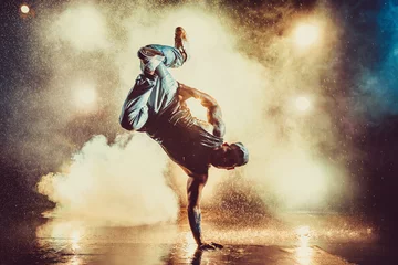 Fotobehang Jonge man dansen © chaossart
