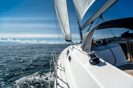 Segelboot auf dem Meer