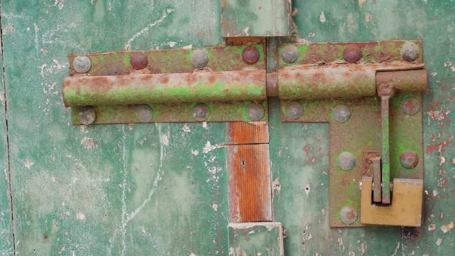 15157_The_rusty_padlocks_of_the_big_door.mov