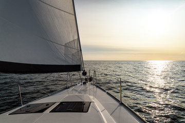 Fototapeta premium Segelyacht im Sonnenuntergang