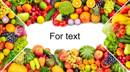 Foto op Plexiglas Frame van groenten en fruit op witte achtergrond. Ruimte kopiëren. © Serghei V