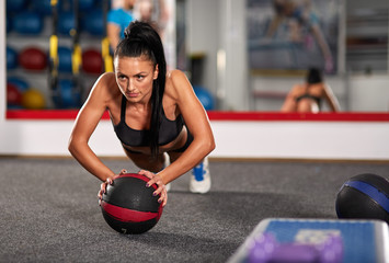 Naklejka premium Young woman with medicine ball
