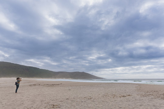 Chica con prism&aacute;ticos en la playa de Soesto (La xe, La Coru&ntilde;a - Espa&ntilde;a).