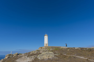 Chica en el faro de Roncudo (Ponteceso, La Coruña - España).