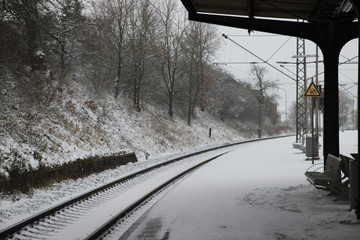 verschneiter Bahnhof