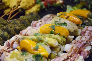 Zelfklevend Fotobehang Buffet - Speck mit Paprika, Bohnen, Reis, Käse © pattilabelle