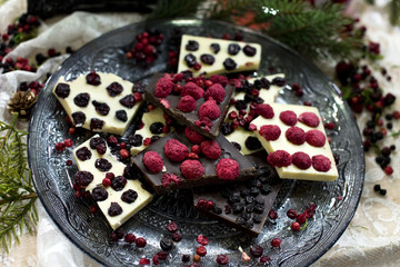 Schokolade mit Früchten und Beeren