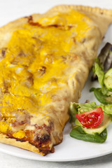 italienische Pizza Calcone auf einem Teller mit Salat