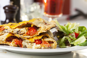 italienische Pizza Calcone auf einem Teller mit Salat