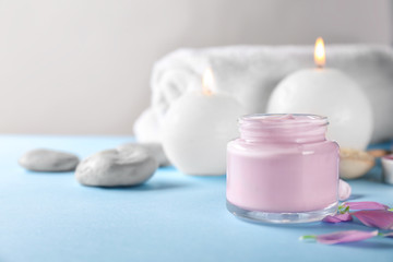 Obraz na płótnie Canvas Jar with body cream on table