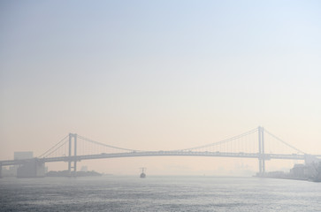 日本の東京都市風景「靄に霞む東京港」
