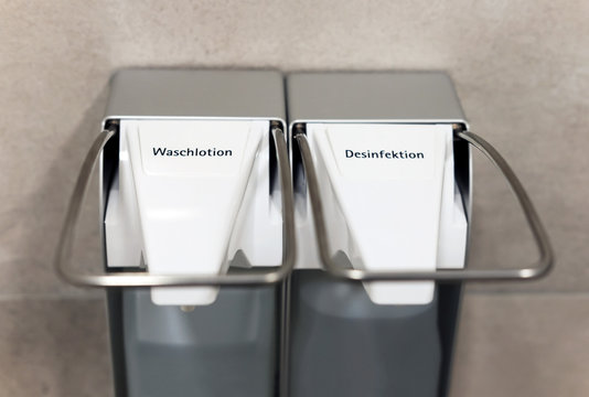 Spender mit Desinfektion und Waschlotion &ndash; Symbolbild Hygiene und Sauberkeit