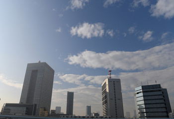 日本の東京都市風景・天空に広がる青空と雲「空想・雲のモンスターたち」（港区方面などを望む）