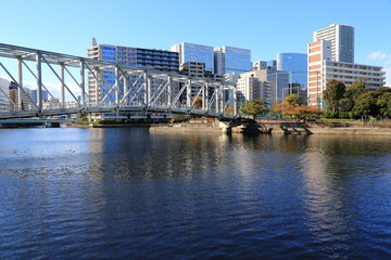 運河に架かる天王洲ふれあい橋と品川の街並み