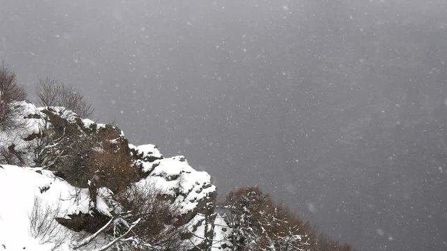 Forte bufera di neve in montagna