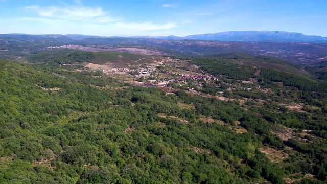 Drone en Madroñal. Pueblo de Salamanca, en la comunidad autónoma de Castilla y León (España) dentro de la comarca de la Sierra de Francia. Video aereo