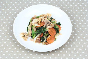 Fried big noodle with chicken and vegetables.