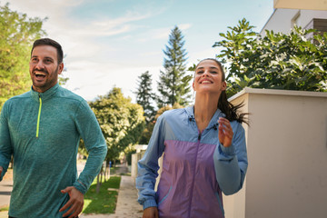 Naklejka premium Smiling couple exercise together. Close up.