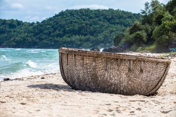 Vietnamese style bowl boat