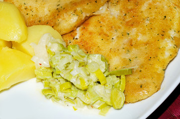 Schollenfilet an Lauchgemüse und Kartoffeln