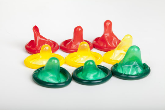 neun farbige kondome in einem ensemble