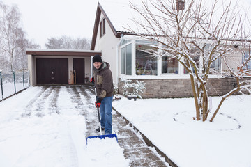 Hauseinfahrt vom Schneebefreien