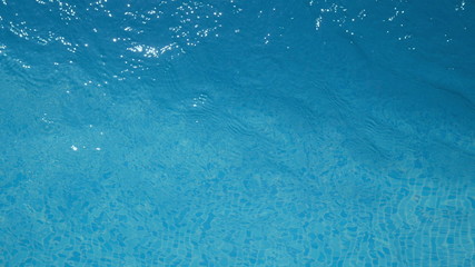 Fototapeta na wymiar Natural Shiny blue water in a swimming pool