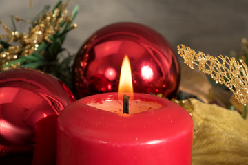 Eine Kerze und Adventskranz am Weihnachten