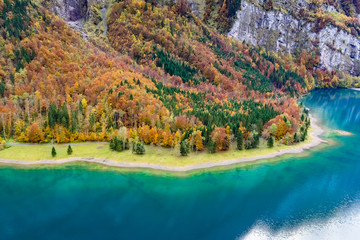  Kl&ouml;ntalersee bei Glarus in sch&ouml;nen Herbstfarben