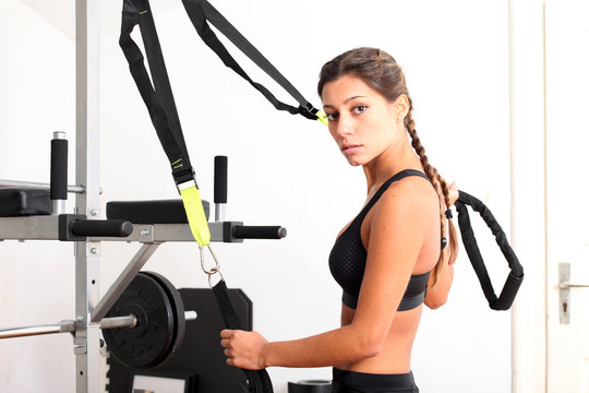Frau beim Seiltraining