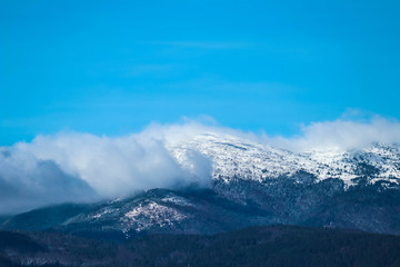 Fototapeta premium Halny śnieg szczyt, piękny naturalny zimy tło. Lodowy szczyt wzgórza, tło błękitnego nieba. Alpejski krajobraz.