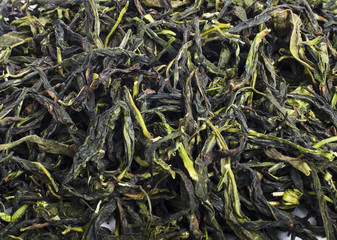 Листья черного чая в чашке