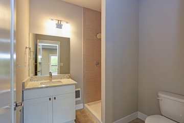 Fototapeta na wymiar Contemporary white and beige bathroom