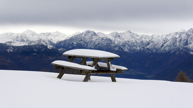 Area di sosta pic nic in inverno ricoperta di neve