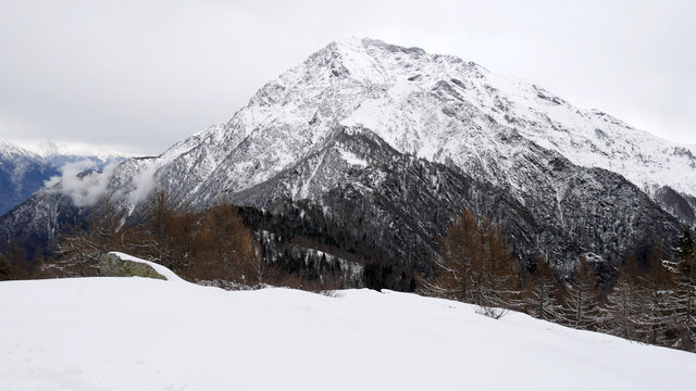 Panorama del Monte Legnone in inverno