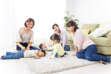 自宅に集まるお母さんと子供