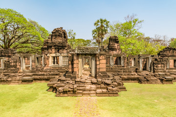 Fototapeta na wymiar khmer ruins in thailand